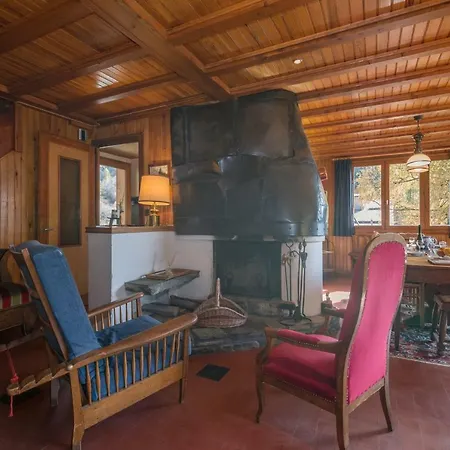 Шале Montroc Chalet Sleeps 10 *